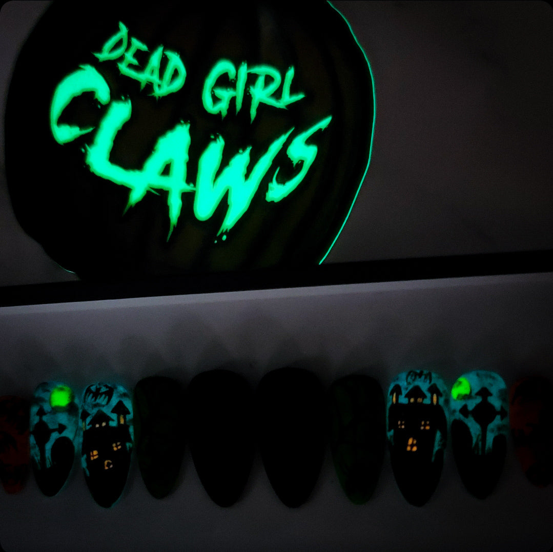 A Haunted House (Glow in the Dark) Press on Nails