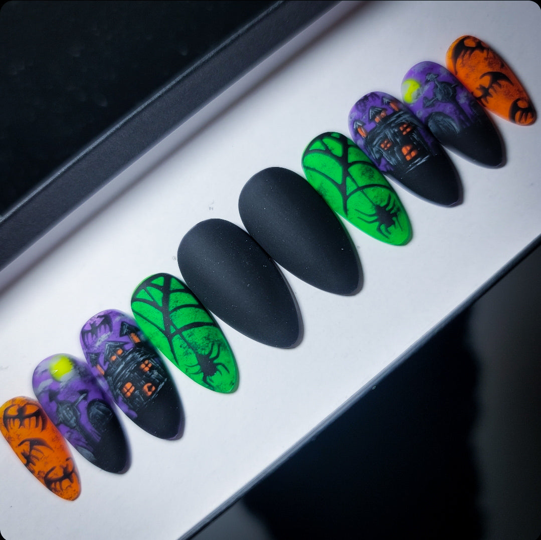 A Haunted House (Glow in the Dark) Press on Nails