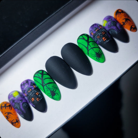 A Haunted House (Glow in the Dark) Press on Nails