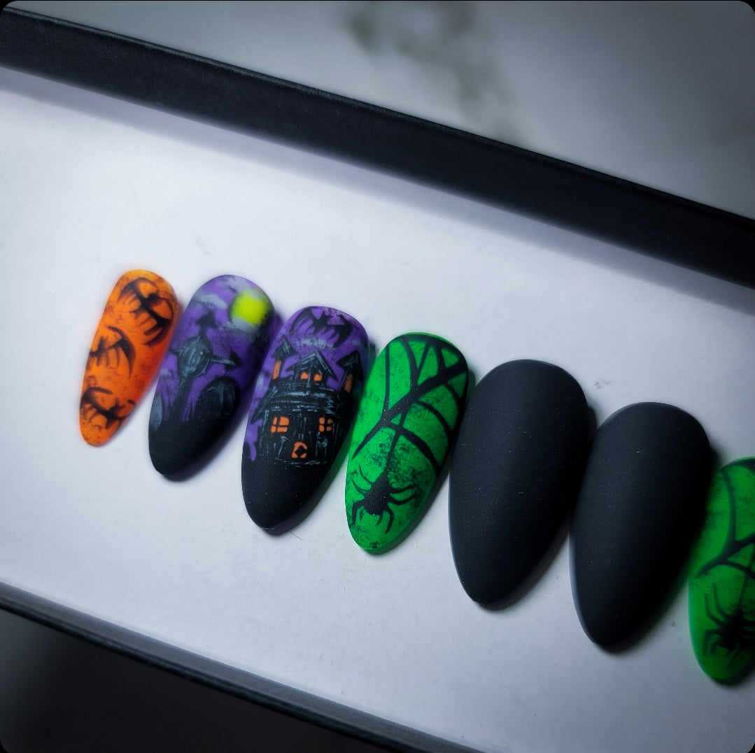 A Haunted House (Glow in the Dark) Press on Nails